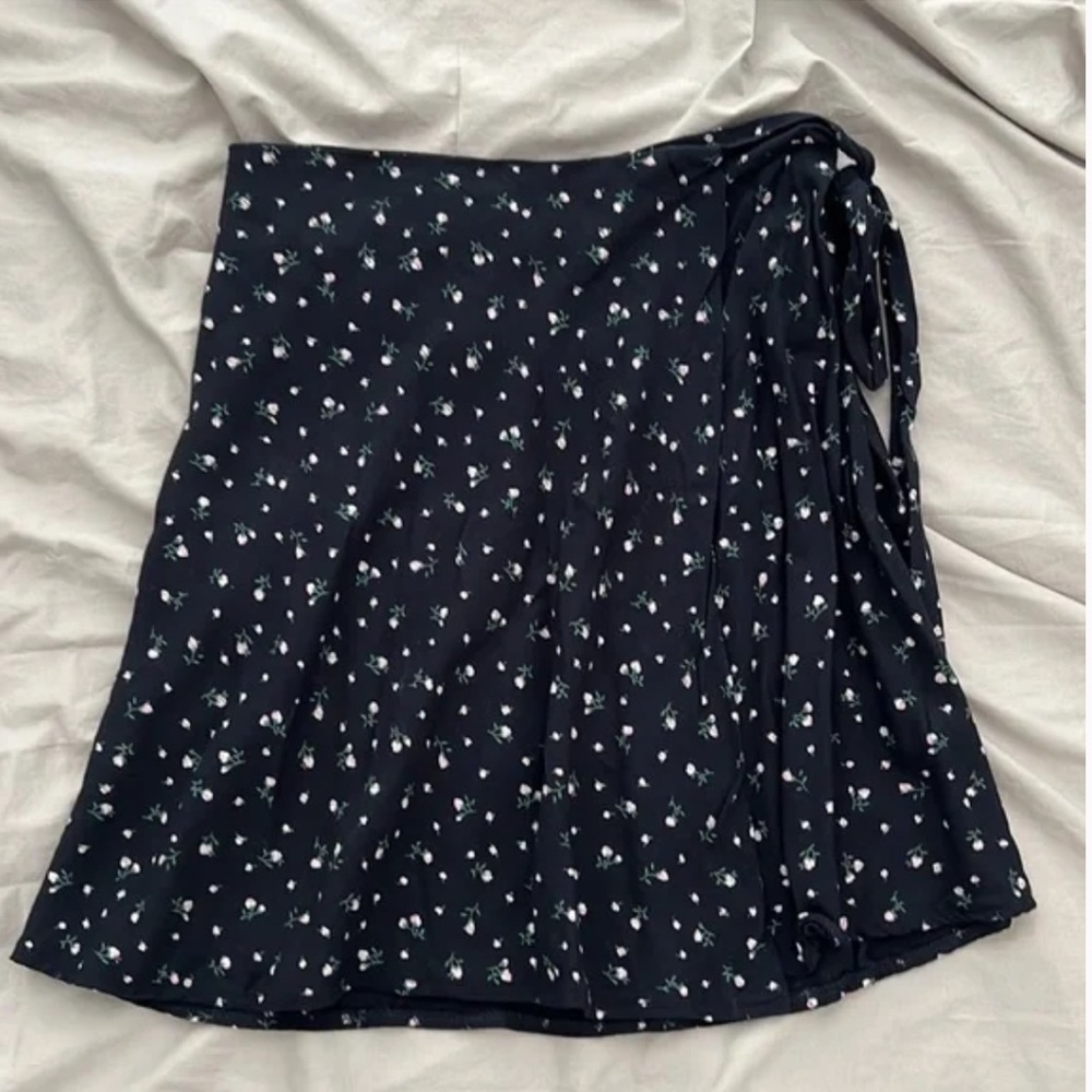 BRANDY MELVILLE floral wrap skirt